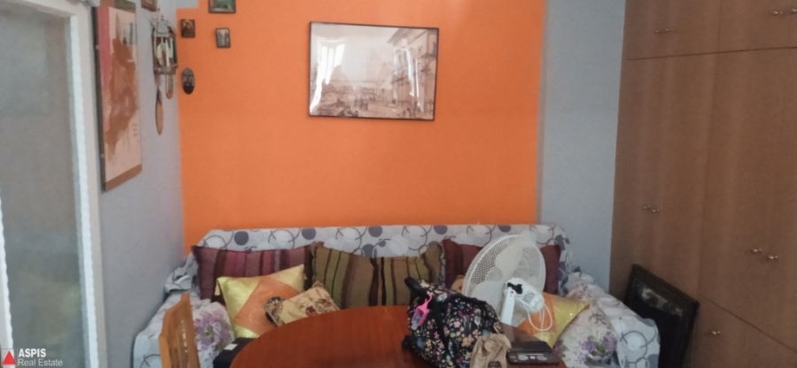 (For Sale) Residential Detached house || Piraias/Nikaia - 70 Sq.m, 2 Bedrooms, 90.000€